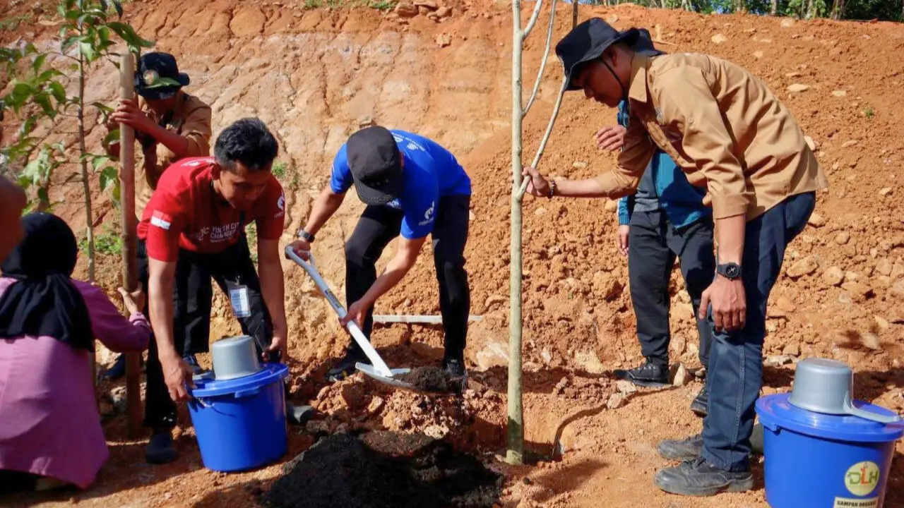 Wali Kota Danny Pomanto-Bima Arya dan Ratusan Delegasi YCC Apeksi Gelar Penghijauan di Tokka Tena Rata 2 Wali Kota Danny Pomanto-Bima Arya dan Ratusan Delegasi YCC Apeksi Gelar Penghijauan di Tokka Tena Rata