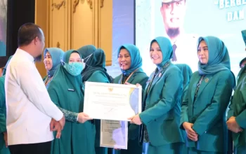 Serahkan Penghargaan Kepada Ketua TP PKK Gowa Dalam HKG Ke-51, Ini Pesan Naoemi Octarina 4 Serahkan Penghargaan Kepada Ketua TP PKK Gowa Dalam HKG Ke-51, Ini Pesan Naoemi Octarina