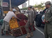Satpol PP Makassar Tertibkan PK5 yang Jualan Dibahu Jalan