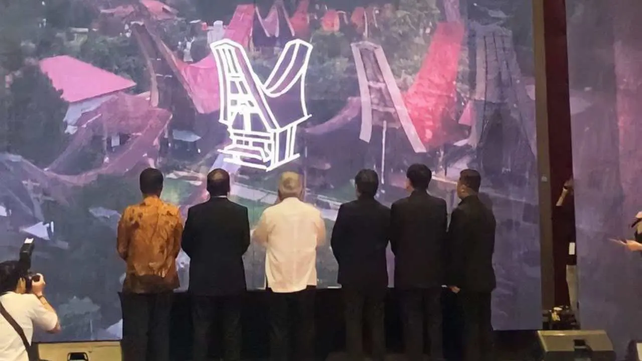 Kongres Arsitek se-ASEAN: Menteri PUPR, dan Wali Kota Makassar Lakukan Sketsa Tongkonan