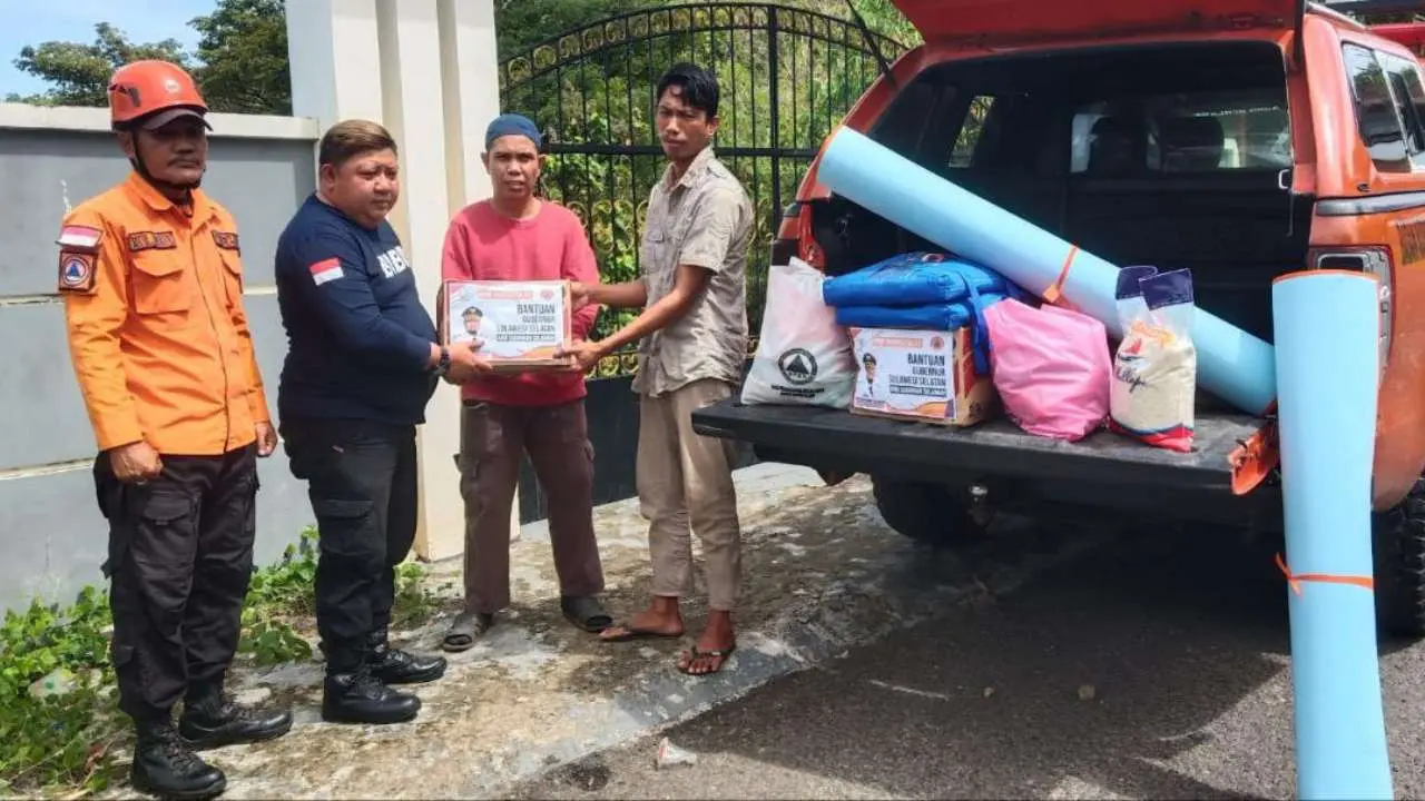 Warga yang Rumahnya Tertimpa Pohon di Parepare Dapat Bantuan dari Gubernur Andi Sudirman