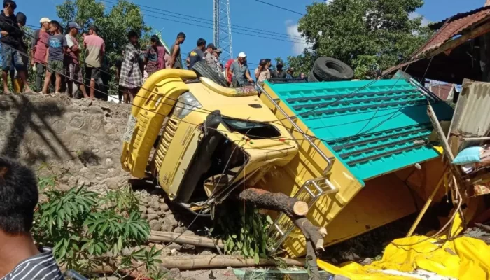 Truk Pengangkut Gula Pasir Asal Bantaeng Menimpa Rumah Warga di Camba Borong Jeneponto