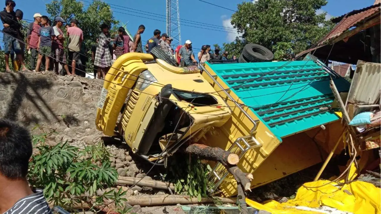Sebuah truk Mitsubishi Colt Diesel warna kuning bernomor polisi DD 8618 ME, terbalik di tengah permukiman warga di Camba Borong Kelurahan Balang, Kecamatan Binamu, Kabupaten Jeneponto, Minggu (30/7/2023) sekitar pukul 04.00 dini hari. (Mediasulsel.com/Kahar Sese)