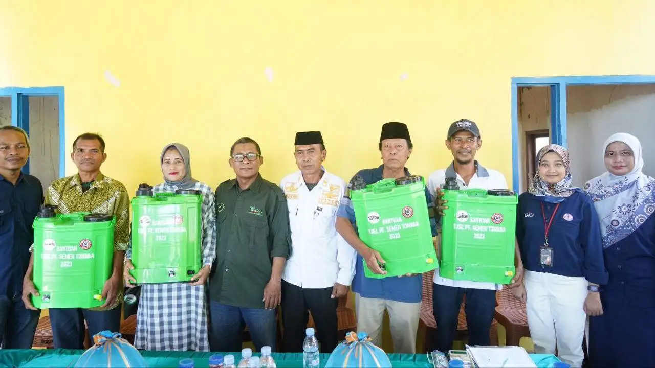 6 Kelompok Tani Pangkep dapat Bantuan Alat Pertanian Senilai Rp54 Juta dari PT Semen Tonasa