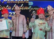 Diserahkan Sandiaga Uno, Kadispar Makassar Raih 2 Penghargaan Lomba Video Kreatif Bangga Berwisata di Indonesia