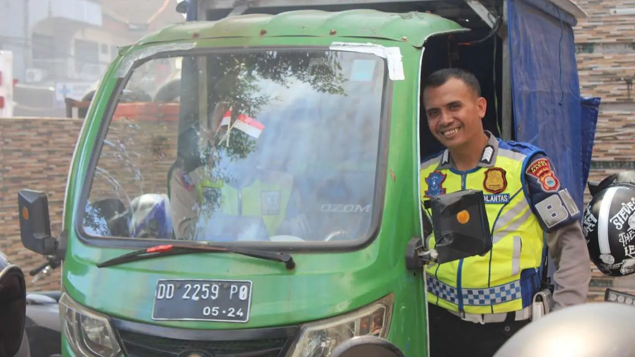 PHK Sepihak Dua Karyawan, Puluhan Massa Geruduk Hotel Bunga Permata Maros 4 Aparat Polres Maros