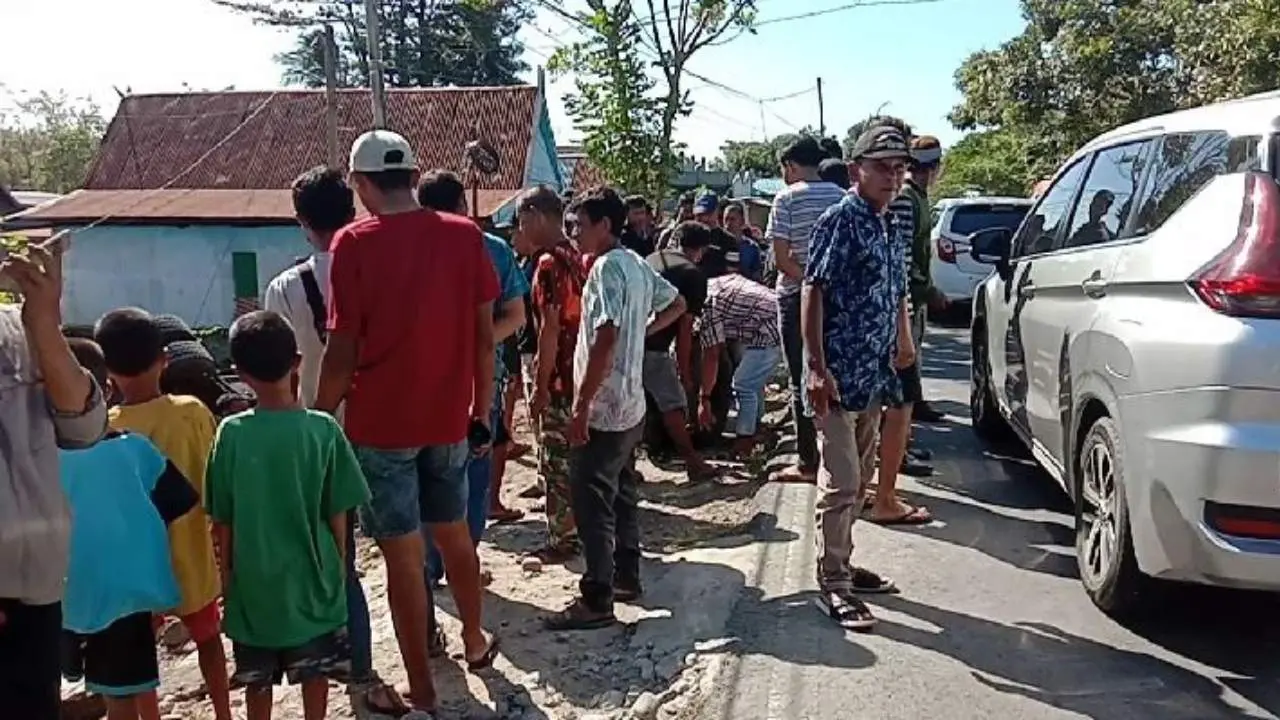 Truk Pengangkut Gula Pasir Asal Bantaeng Menimpa Rumah Warga di Camba Borong Jeneponto 2 Truk Pengangkut Gula Pasir Asal Bantaeng Menimpa Rumah Warga di Camba Borong Jeneponto
