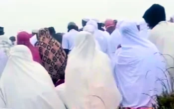 Ratusan Warga Shalat Idul Adha di Puncak Gunung Lompobattang