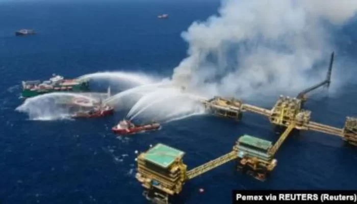 Insiden Kebakaran Anjungan Minyak Meksiko: Dua Tewas, Produksi Terdampak