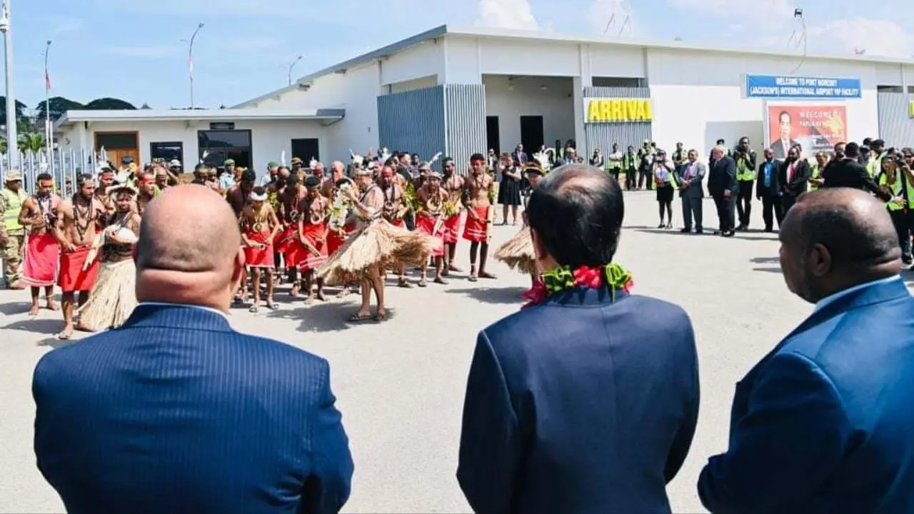 Tiba di Bandara International Jacksons, Presiden Jokowi Disambut PM Papua Nugini