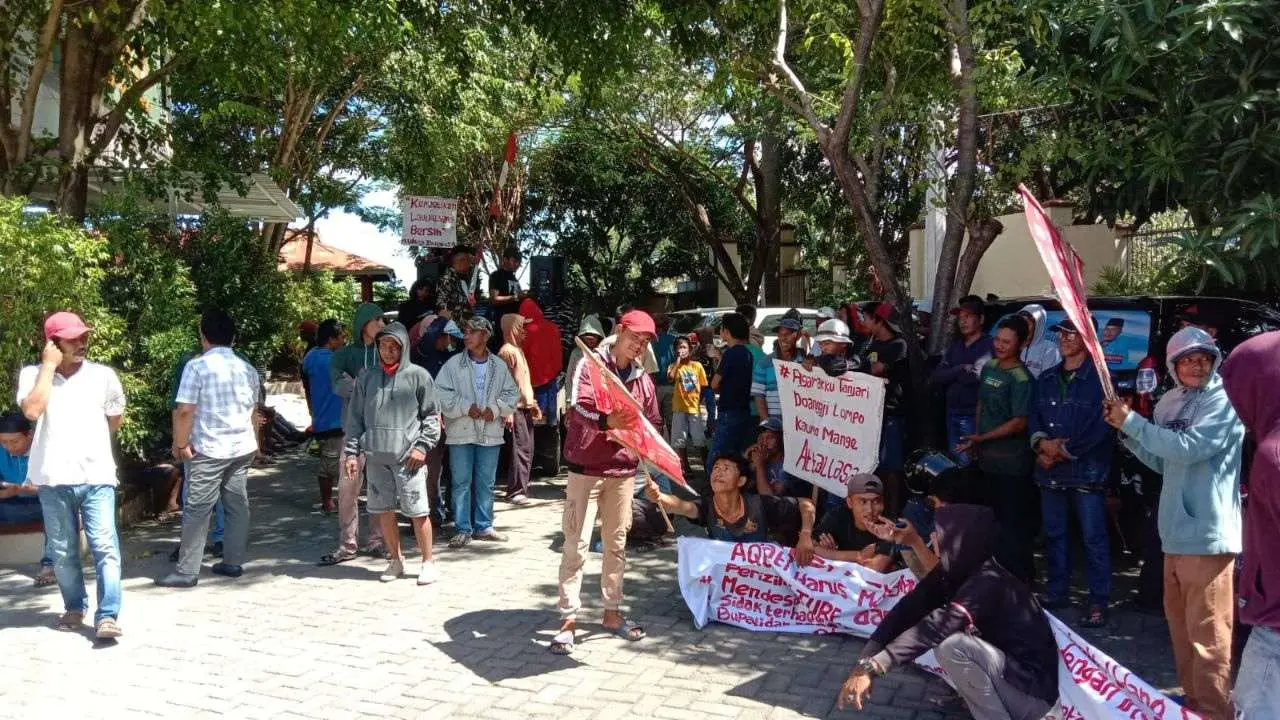 Tambak Budidaya Udang Dianggap Merugikan, Ratusan Warga Petani Rumput Laut Geruduk DPRD Jeneponto 2 Tambak Budidaya Udang Dianggap Merugikan, Ratusan Warga Petani Rumput Laut Geruduk DPRD Jeneponto