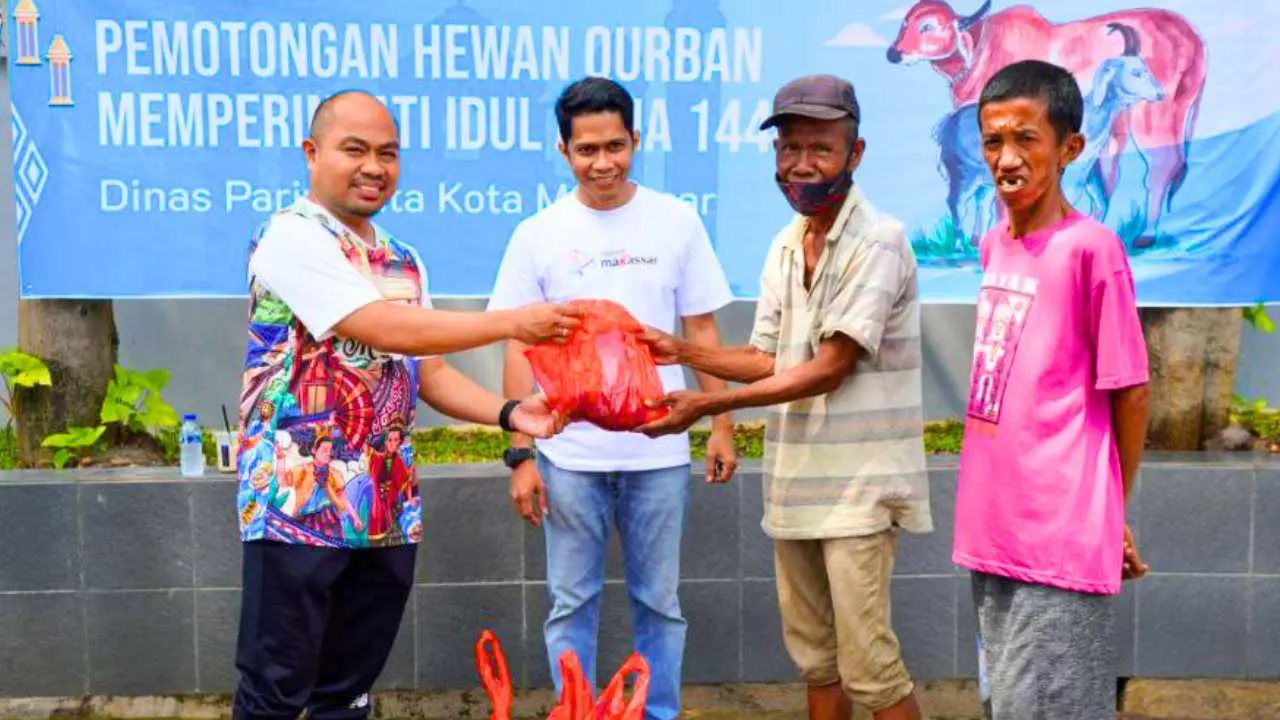 Dispar Makassar Salurkan Daging Kurban ke Warga Kurang Mampu
