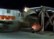 Kereta Api Berantas Seruduk Truk Trailer di Semarang