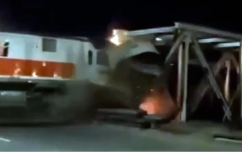 Kereta Api Berantas Seruduk Truk Trailer di Semarang 6 Kereta Api Berantas Seruduk Truk Trailer di Semarang