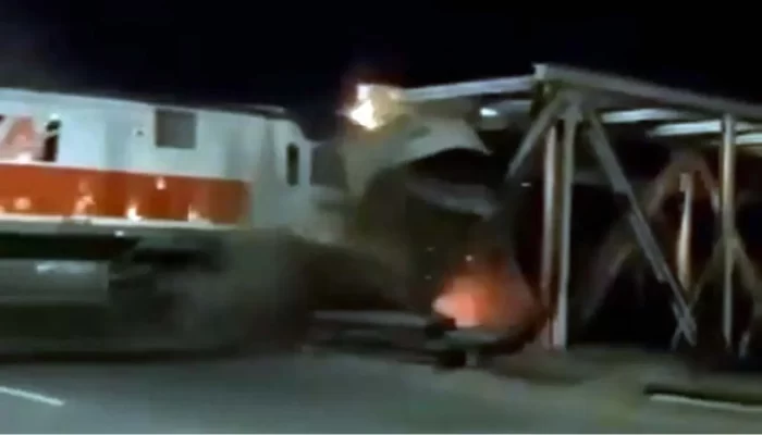 Kereta Api Berantas Seruduk Truk Trailer di Semarang