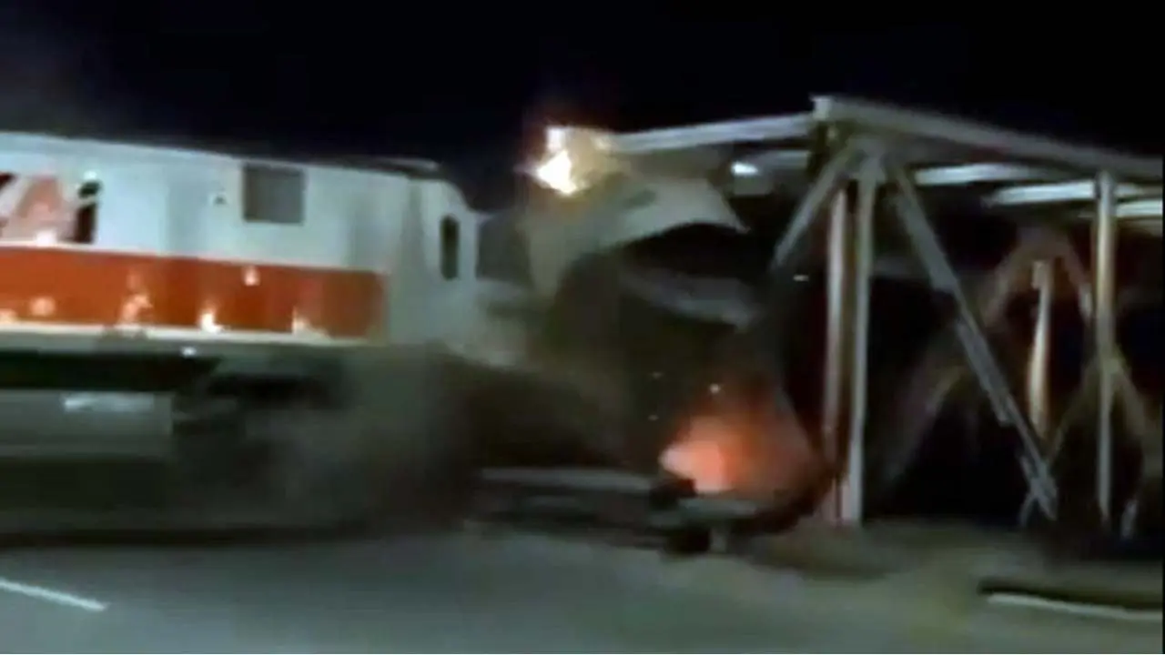 Kereta Api Berantas Seruduk Truk Trailer di Semarang