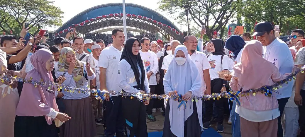 Warga Pangkep "Menyemut" Jalan Sehat Anti Mager Bersama Gubernur 2 Warga Pangkep "Menyemut" Jalan Sehat Anti Mager Bersama Gubernur