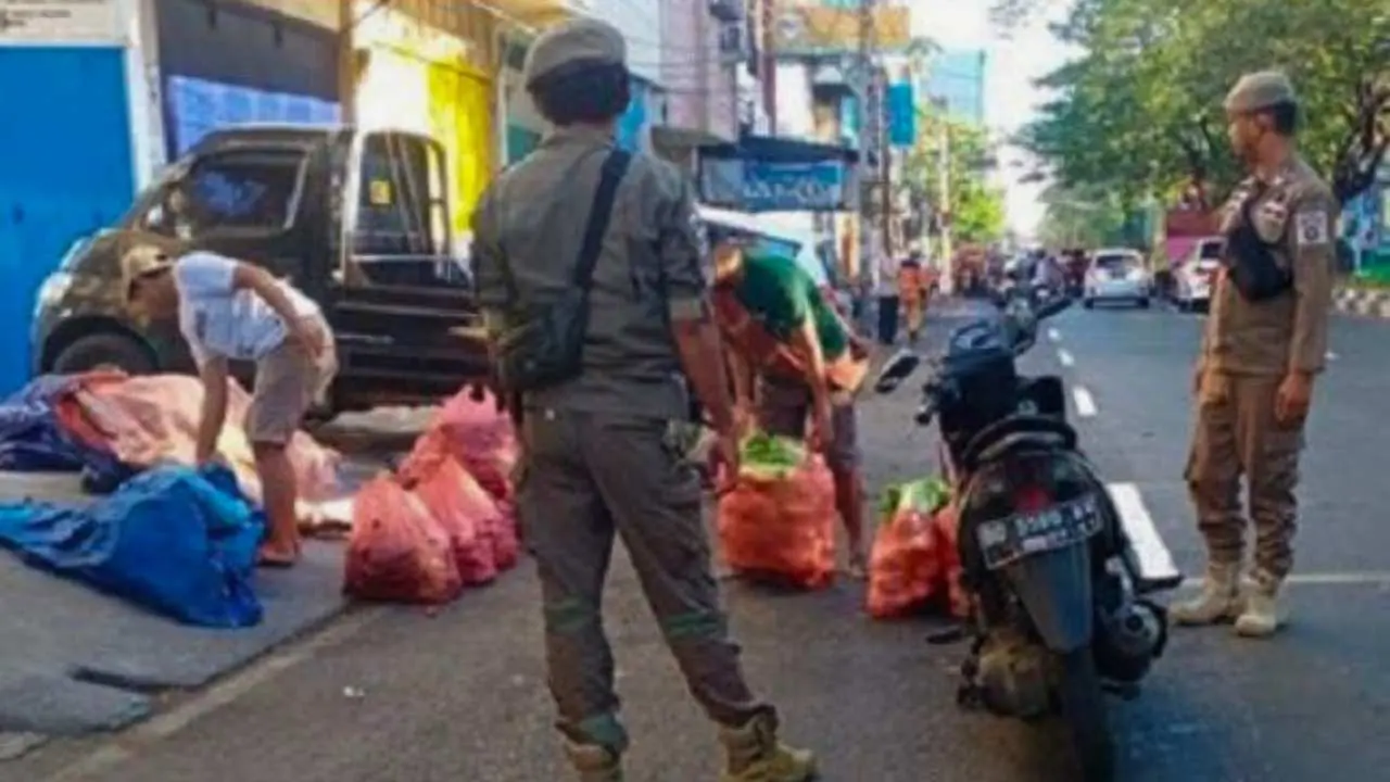 Satpol PP Tertibkan PK5 di Kecamatan Bontoala secara Persuasif & Humanis
