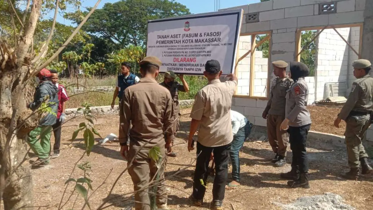 Satpol PP Makassar Bersama Unsur Terkait Tertibkan Fasum Fasos di Kecamatan Manggala