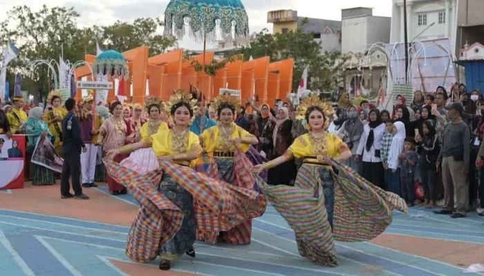 Kontingen Makassar Meriahkan Pawai Karnaval Expo Dekranasda Sulsel 2023 di Wajo