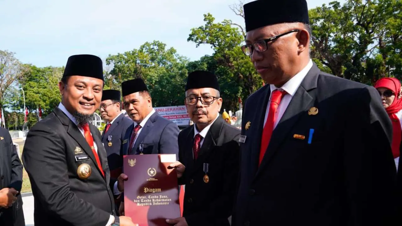 Gubernur Andi Sudirman Sematkan 2.398 Satyalancana Karya Satya kepada PNS Pemprov Sulsel 2 Gubernur Andi Sudirman Sematkan 2.398 Satyalancana Karya Satya kepada PNS Pemprov Sulsel