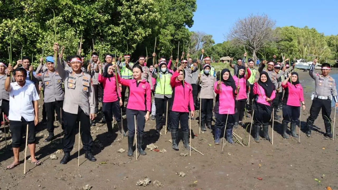 HUT ke-78 RI, Polres Jeneponto Tanam Bibit Pohon Mangrove di Tarusang