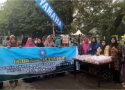 TP PKK Manggala Berbagi Takjil Buka Puasa Kepada Pengguna Jalan