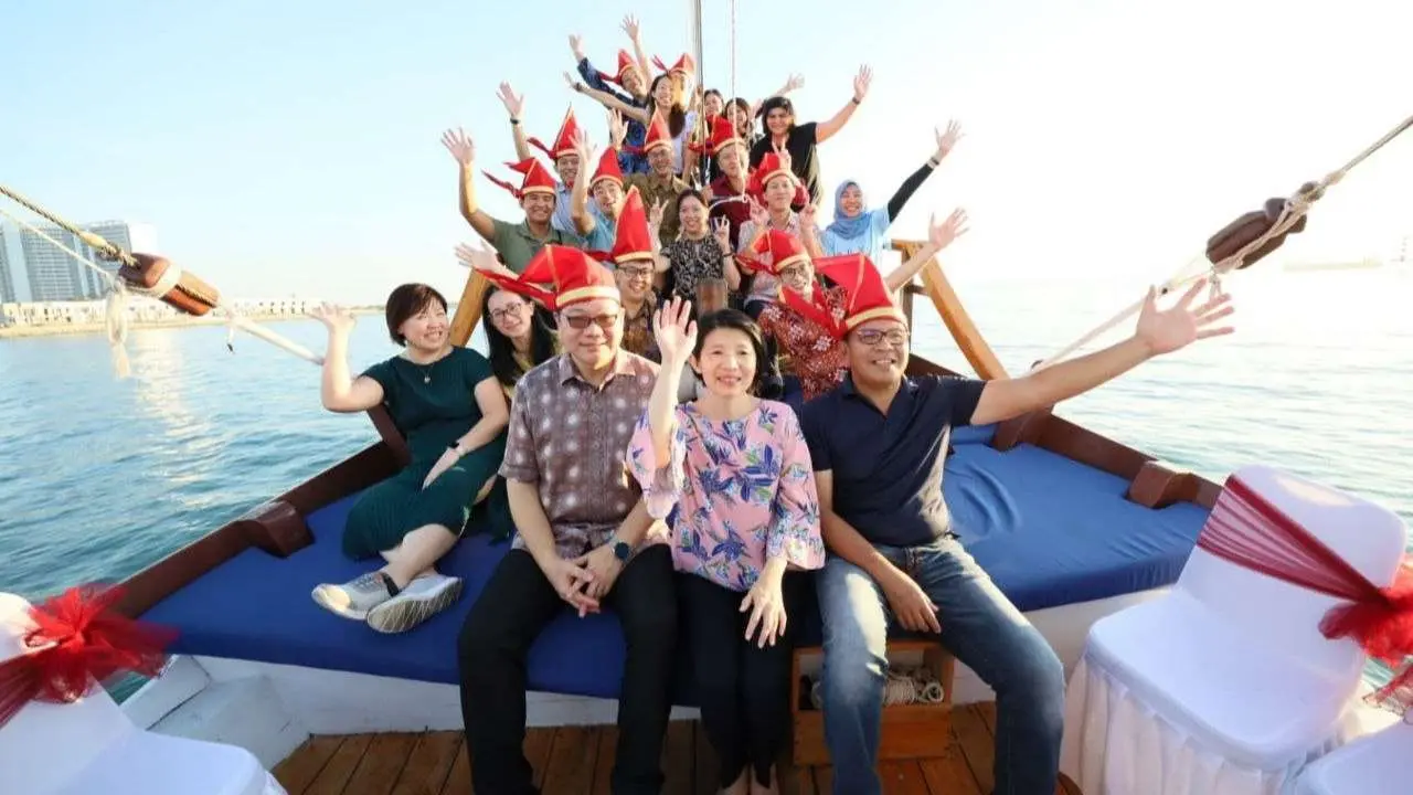 Danny Pomanto Bangun Keakraban dengan Pejabat Singapura di Atas Kapal Pinisi