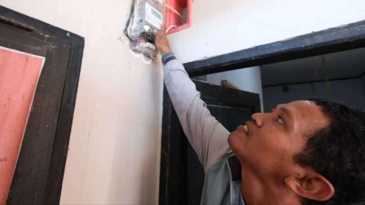 Pelanggan PLN di Kota Makassar Langsung Rasakan Manfaat Meteran Listrik AMI 2 Pelanggan PLN di Kota Makassar Langsung Rasakan Manfaat Meteran Listrik AMI