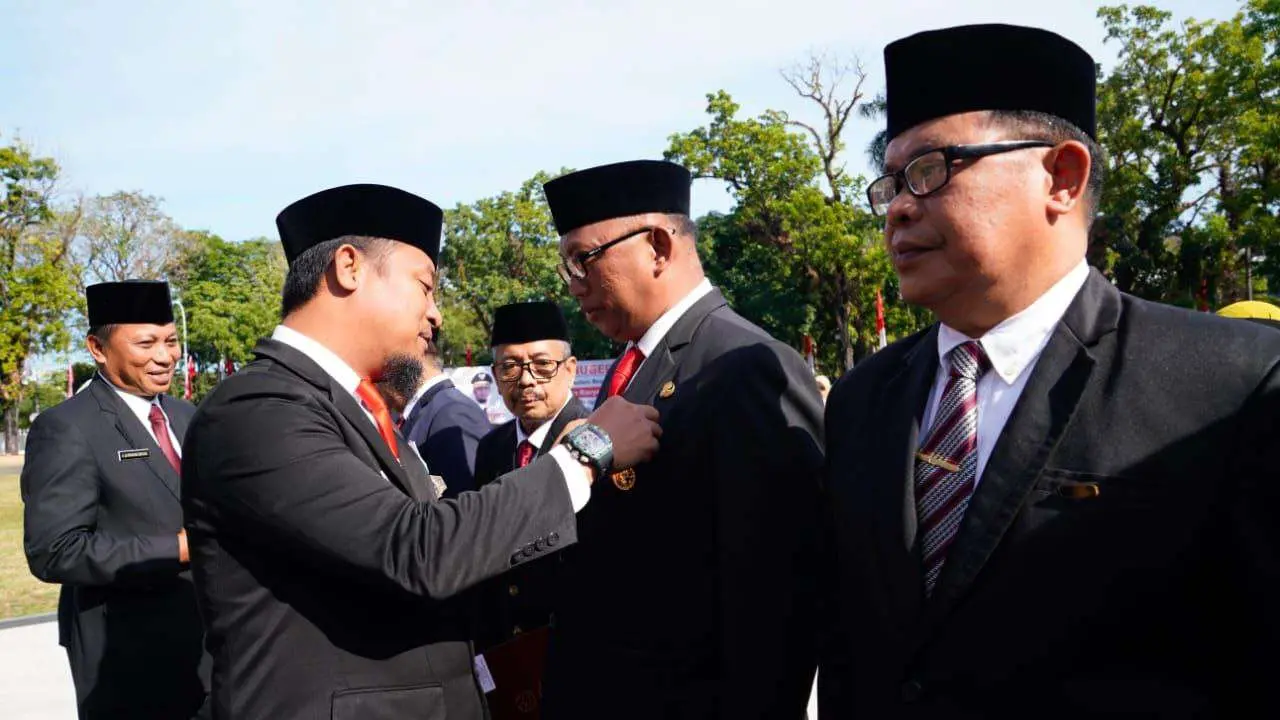 Gubernur Andi Sudirman Sematkan 2.398 Satyalancana Karya Satya kepada PNS Pemprov Sulsel
