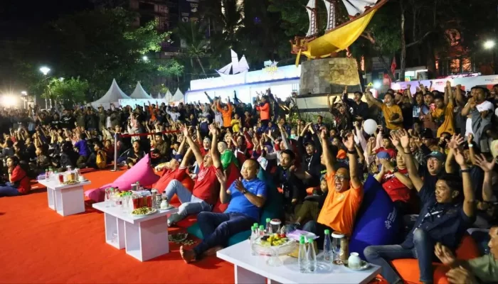 Walkot Danny Pomanto, Kapolrestabes Makassar dan Masyarakat Nobar Indonesia vs Vietnam di Festival F8
