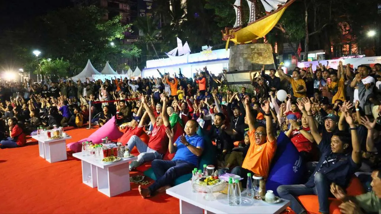 Walkot Danny Pomanto, Kapolrestabes Makassar dan Masyarakat Nobar Indonesia vs Vietnam di Festival F8