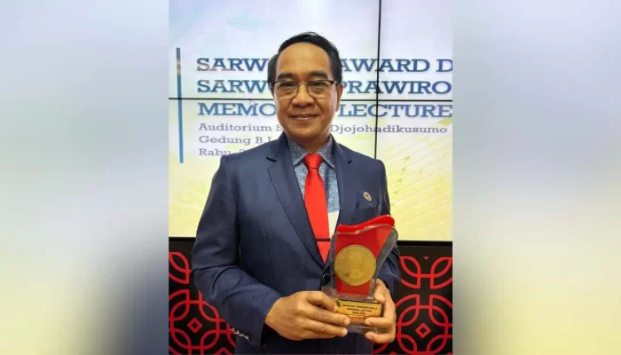 Rektor Unhas Terima Penghargaan Sarwono Prawirohardjo Memorial Lecture 2023 dari BRIN