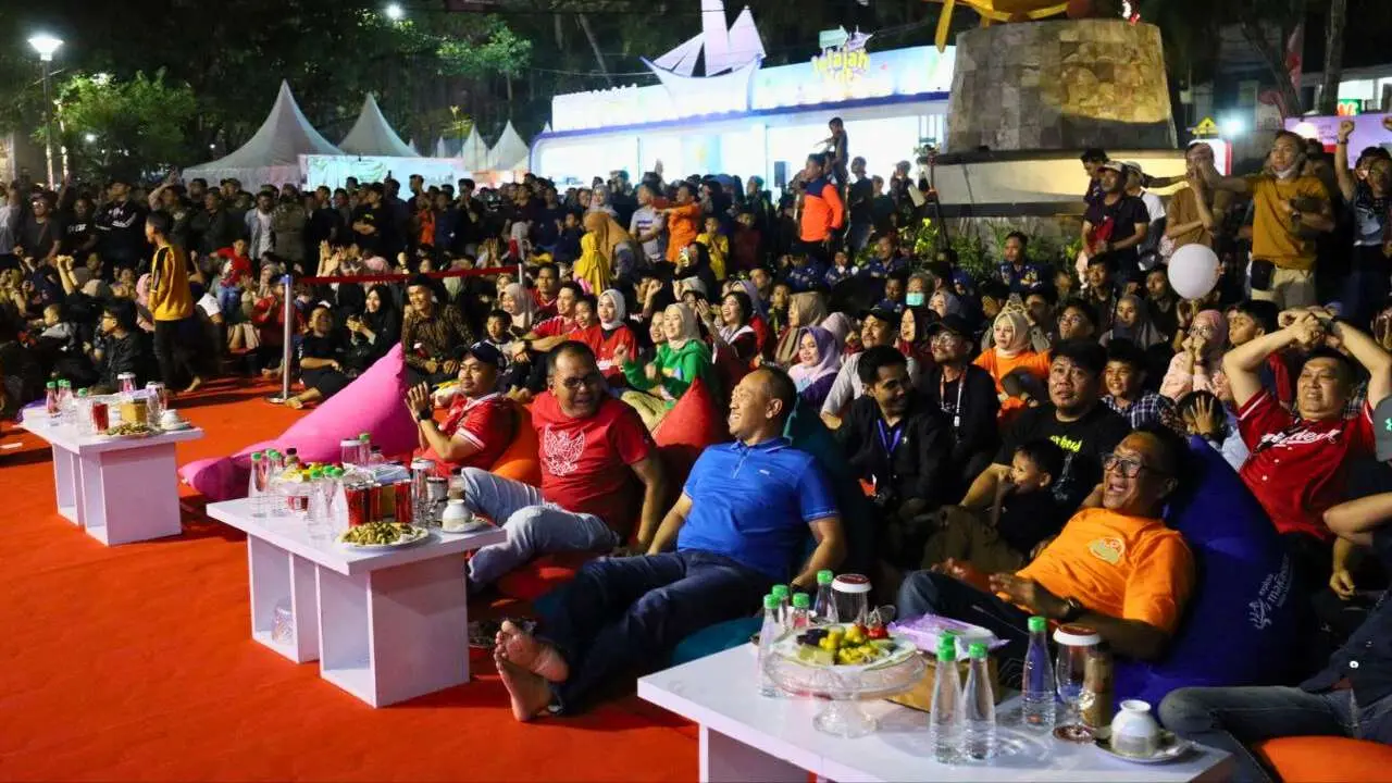 Walkot Danny Pomanto, Kapolrestabes Makassar dan Masyarakat Nobar Indonesia vs Vietnam di Festival F8