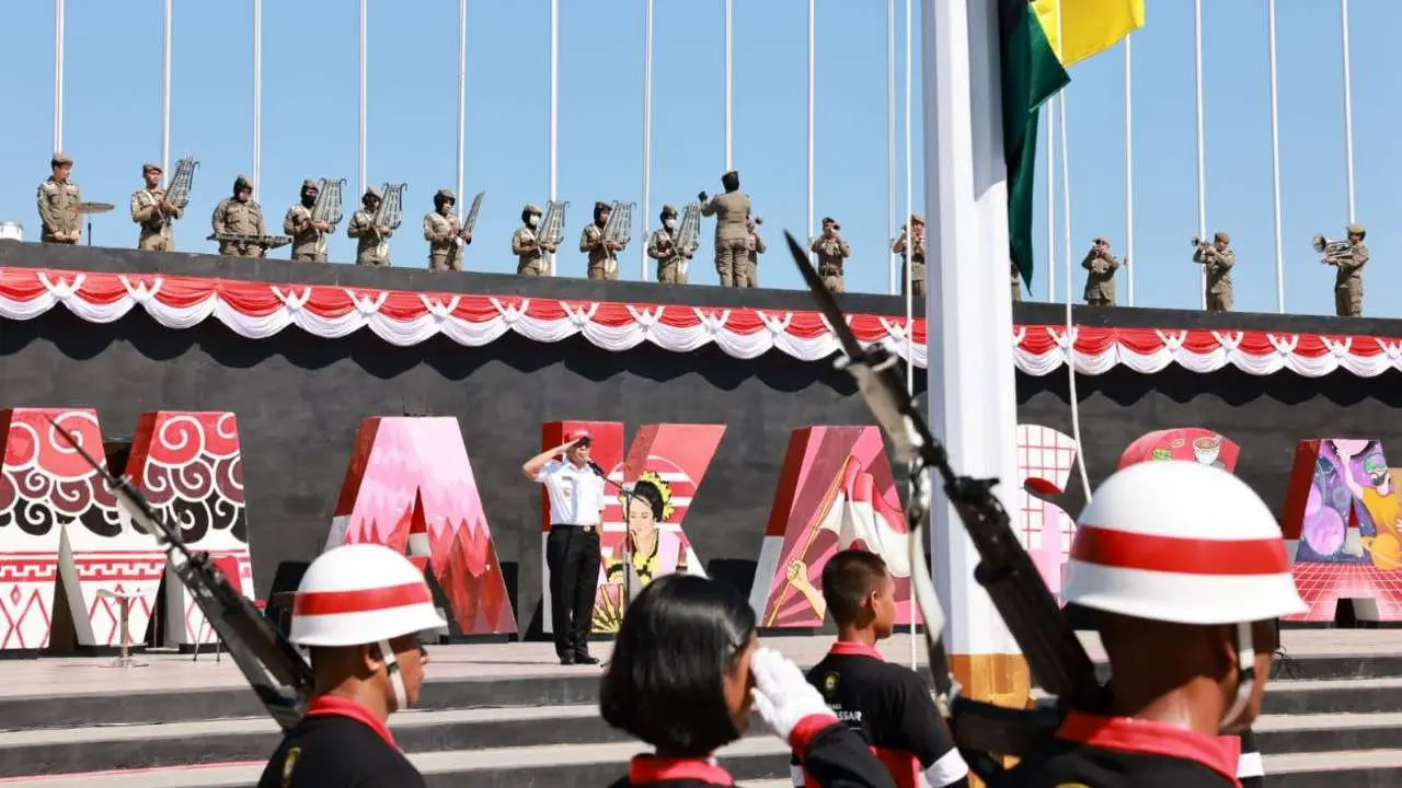 Danny Pomanto Pimpin Gladi Upacara Pengibaran Bendera Berkonsep Bunga Rampai di Anjungan Losari