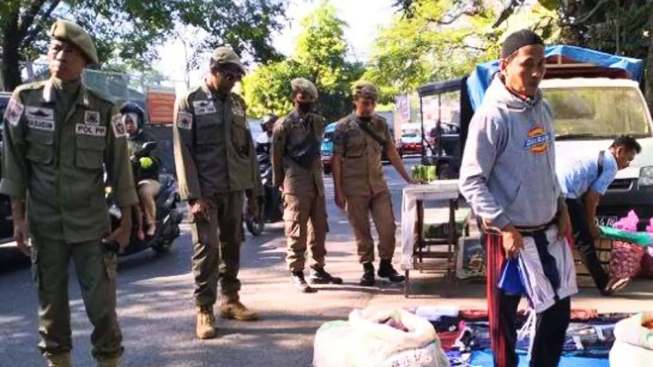 PK5 Jualan Diatas Bahu Jalan, Satpol PP Makassar BKO Kec. Panakkukang Lakukan Peneguran Secara Humanis