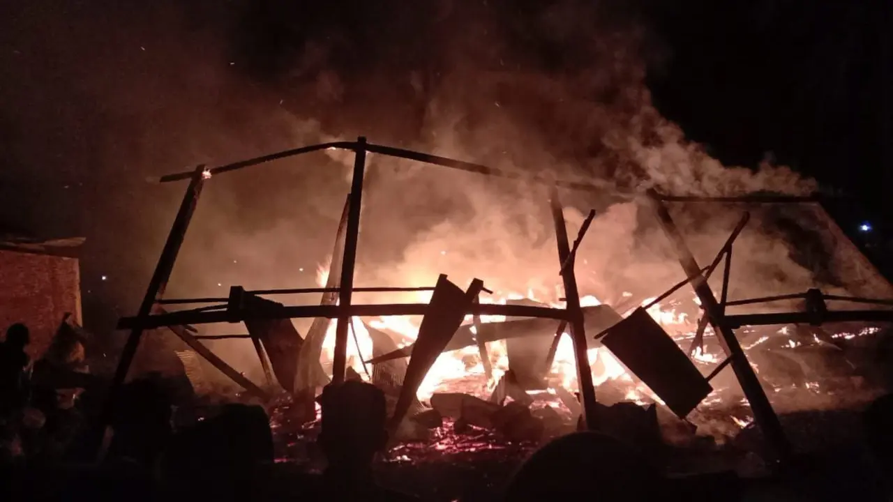 Lagi, 1 Unit Rumah Panggung di Karelayu Jeneponto Ludes Terbakar 2 Lagi, 1 Unit Rumah Panggung di Karelayu Jeneponto Ludes Terbakar