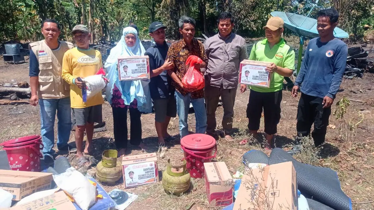 BPBD Sulsel Serahkan Bantuan Gubernur ke Korban Kebakaran di Bantaeng