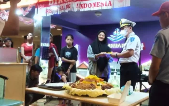 KM Dharma Fery 5 Gelar Peringatan HUT RI di Atas Kapal 8 KM Dharma Fery 5 Gelar Peringatan HUT RI di Atas Kapal