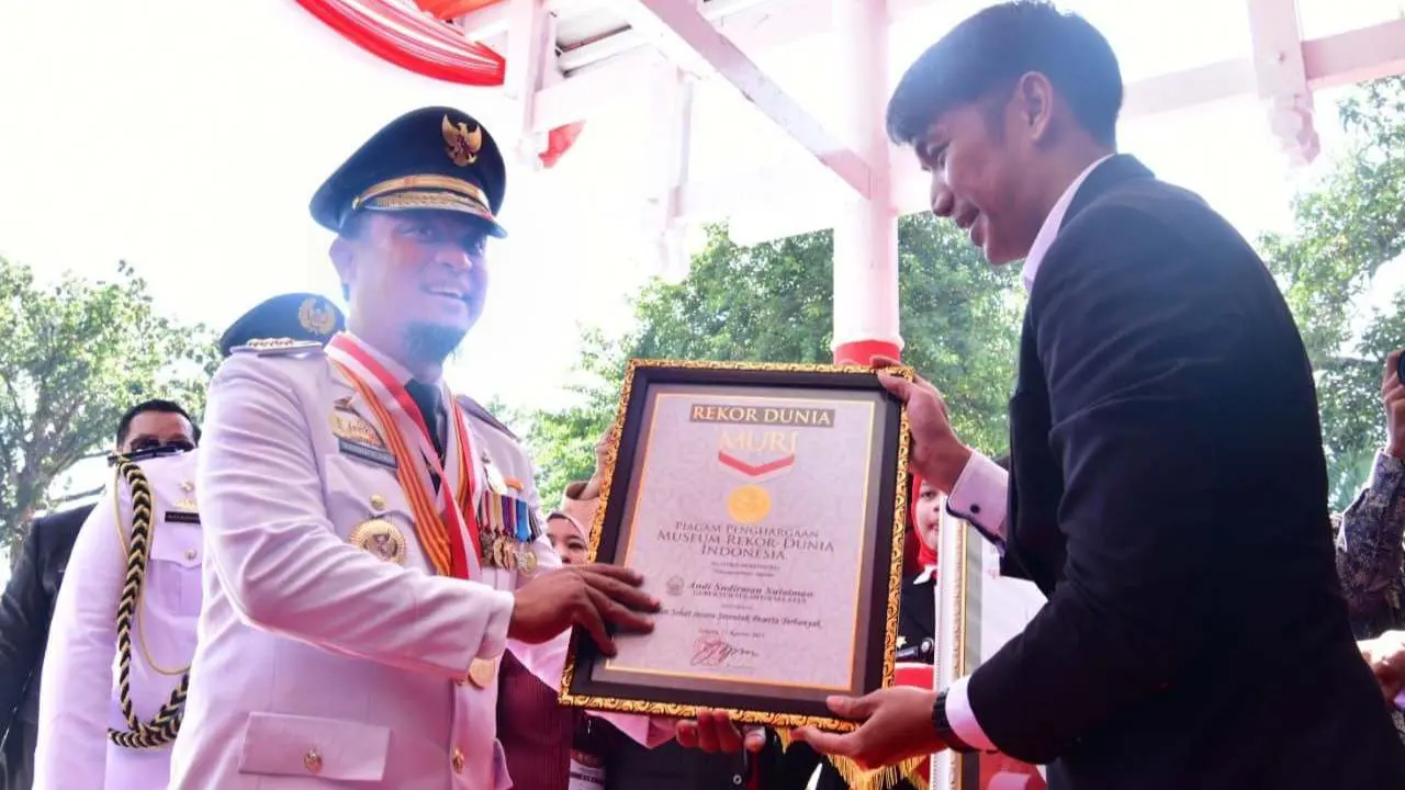 Galakkan Sulsel Anti Mager, Gubernur Andi Sudirman Terima Penghargaan Museum Rekor MURI 2 Galakkan Sulsel Anti Mager, Gubernur Andi Sudirman Terima Penghargaan Museum Rekor MURI