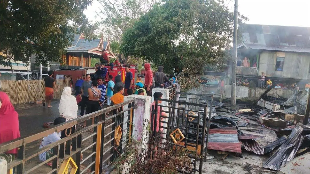 Dilalap si Jago Merah, 2 Rumah Rata dengan Tanah di Bontoramba Jeneponto 2 Dilalap si Jago Merah, 2 Rumah Rata dengan Tanah di Bontoramba Jeneponto