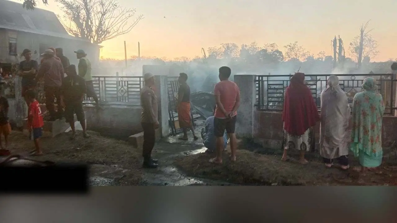Dilalap si Jago Merah, 2 Rumah Rata dengan Tanah di Bontoramba Jeneponto 3 Dilalap si Jago Merah, 2 Rumah Rata dengan Tanah di Bontoramba Jeneponto