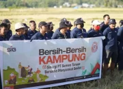 PT Semen Tonasa Bersih-Bersih Kampung Bersama Puluhan Volunteer