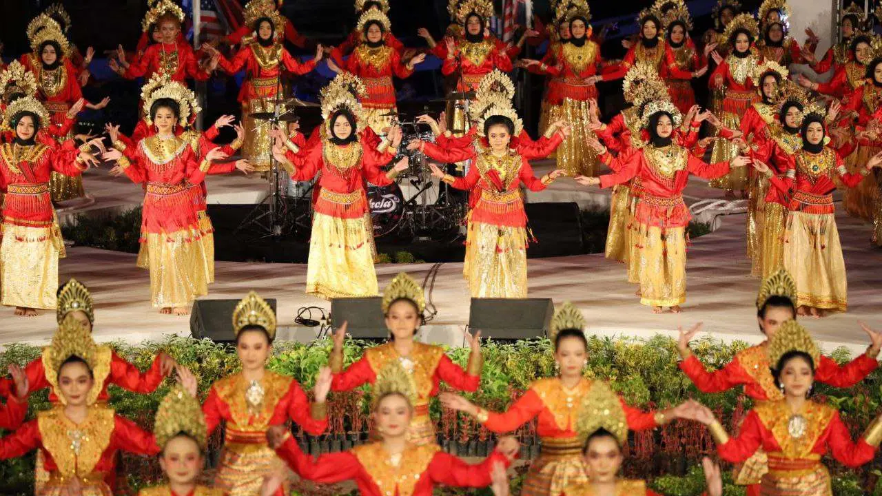 250 Penari Kolosal Siswi SMP Binaan Disdik Makassar Tampilkan Tari Pa'rimpungang Ri Mangkasara di Pembukaan F8 2023 3 250 Penari Kolosal Siswi SMP Binaan Disdik Makassar Tampilkan Tari Pa'rimpungang Ri Mangkasara di Pembukaan F8 2023
