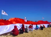 PKS Maros Bentangkan Merah Putih 78 Meter Bersama Nelayan di Gusung Pangkayya