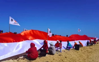 PKS Maros Bentangkan Merah Putih 78 Meter Bersama Nelayan di Gusung Pangkayya