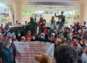 Ratusan Pendukung Bacakades Borongtala Kepung Gedung DPRD Jeneponto, Begini Tuntutannya