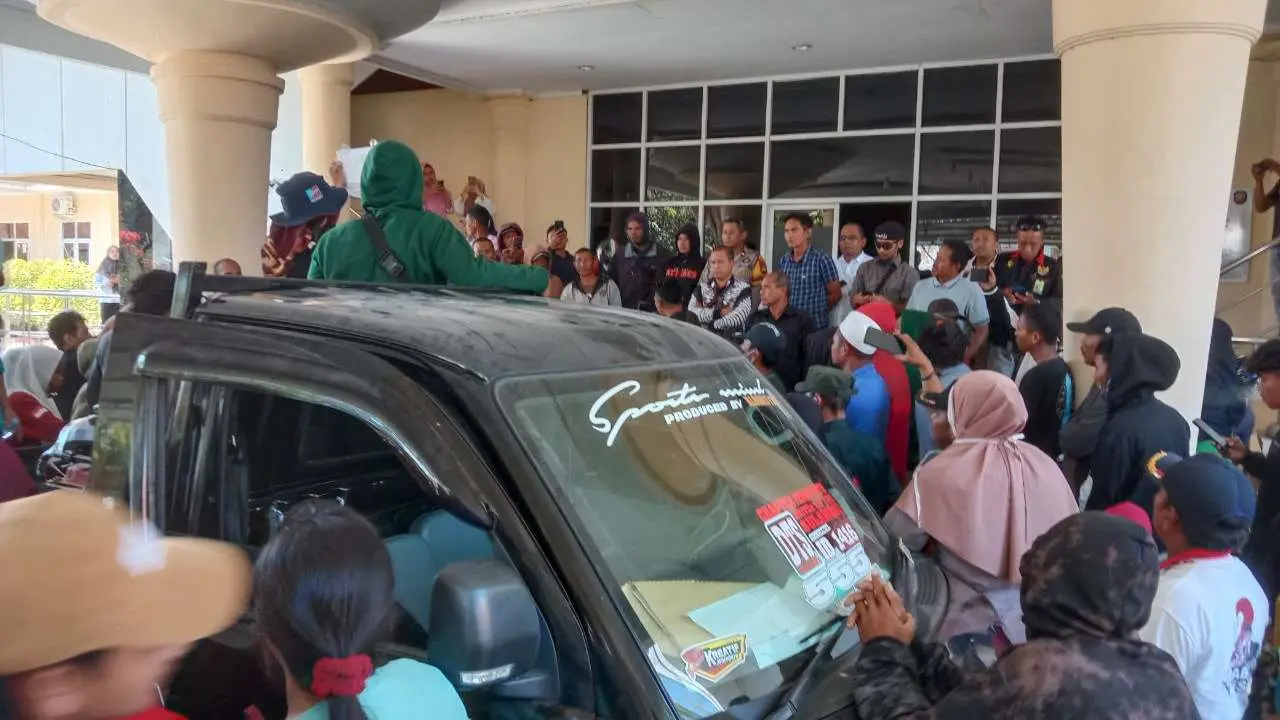 Ratusan Pendukung Bacakades Borongtala Kepung Gedung DPRD Jeneponto, Begini Tuntutannya
