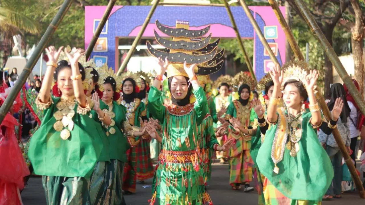 Ratusan Siswa SD-SMP Mengikuti Karnaval dan Drumband di Makassar F8