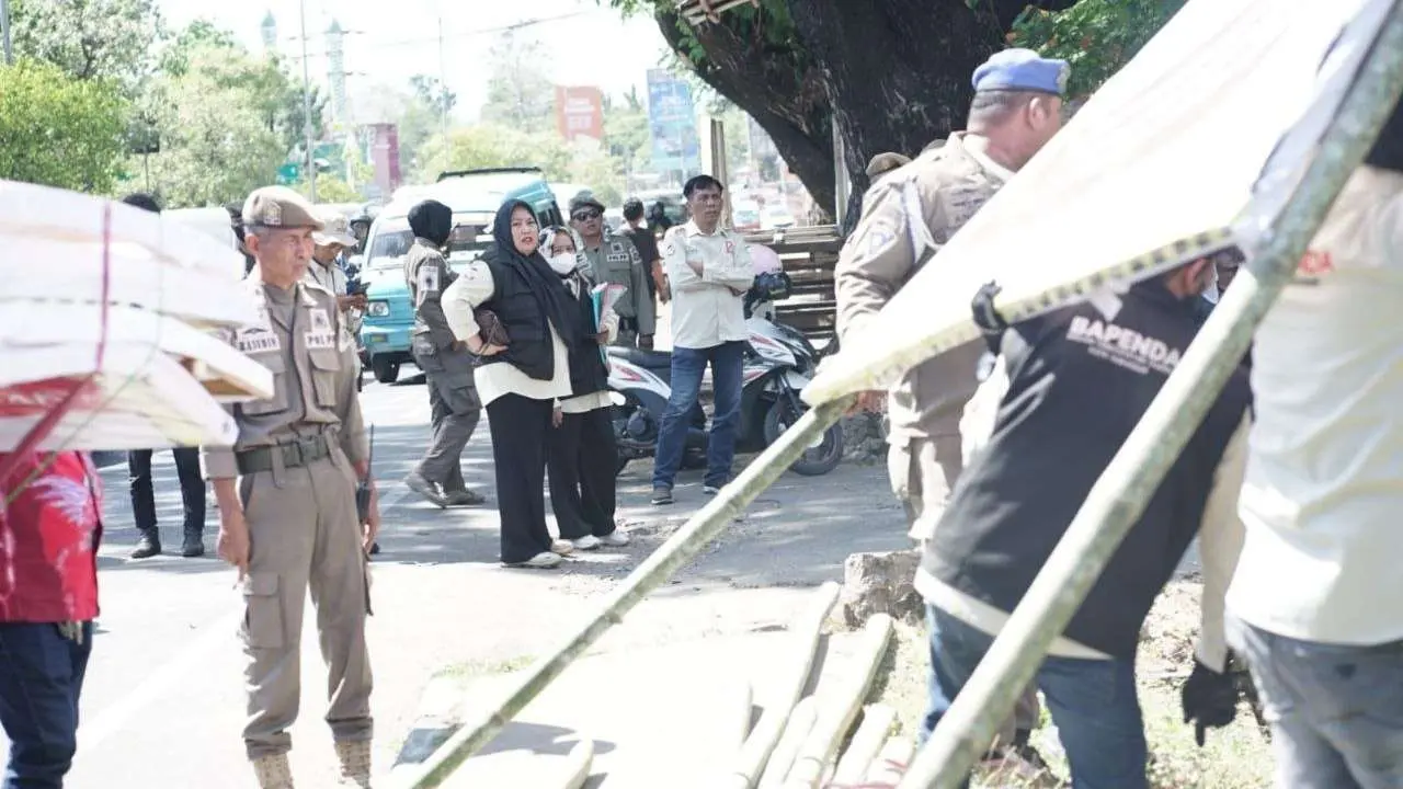 Satpol PP Dampingi Bapenda Makassar Pasang Spanduk Peringatan ke Wajib Pajak